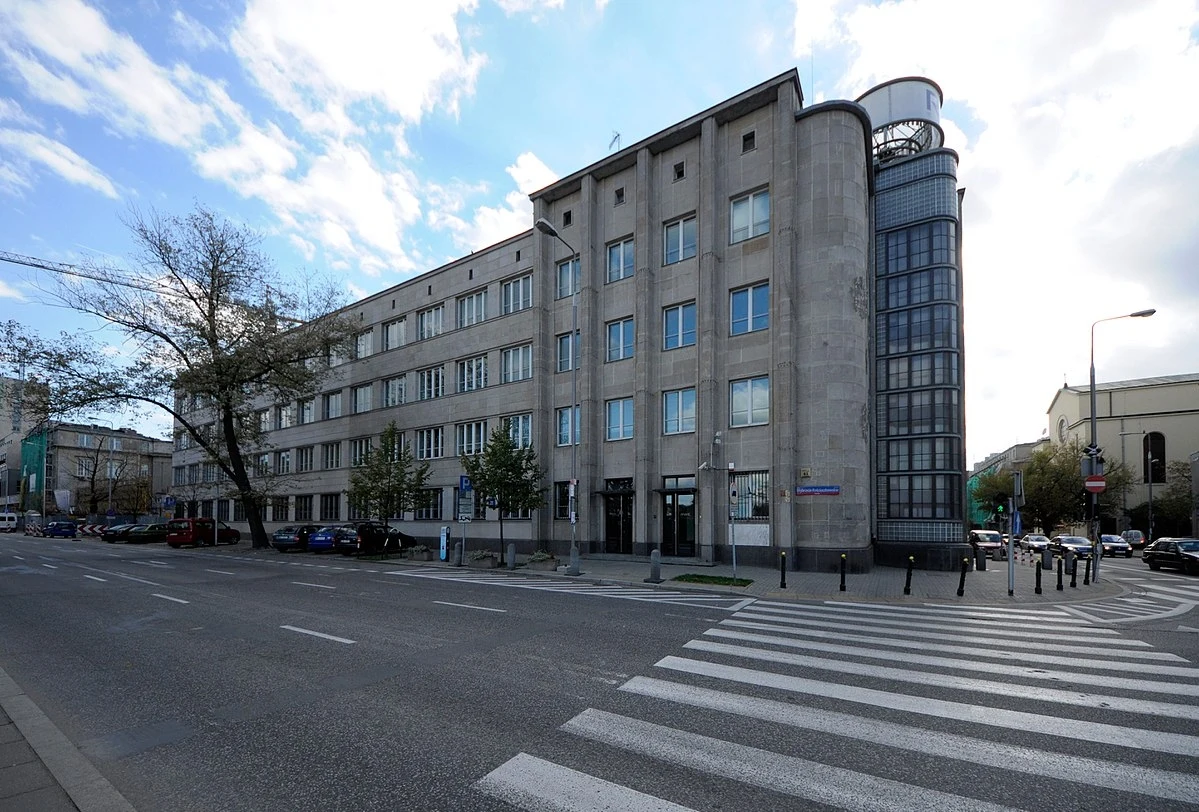 historyczny budynek ze śladami kul z okresu II wojny światowej w remoncie. Pracownicy zdejmują płyty z piaskowca historyczny budynek ze śladami kul z okresu II wojny światowej w remoncie. Pracownicy zdejmują płyty z piaskowca