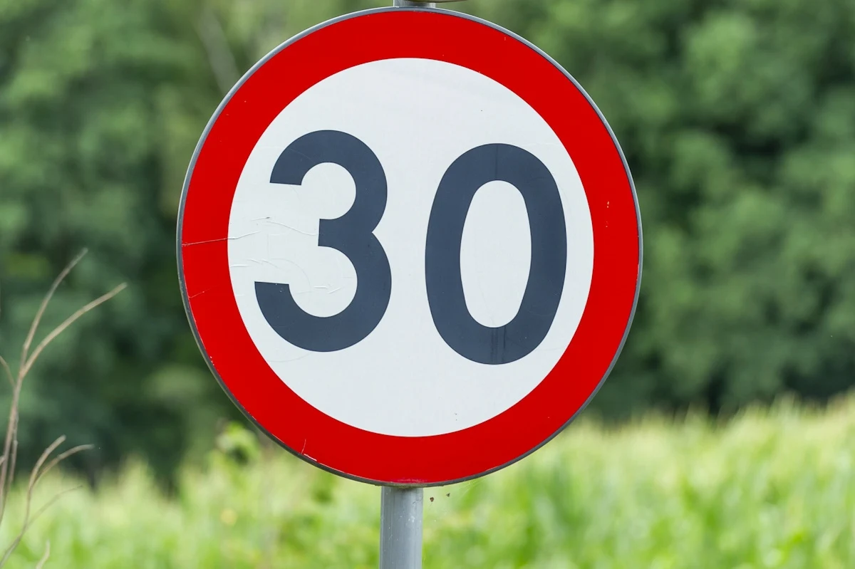 Gmina Michałowice wprowadziła strefę "Tempo 30". W Walii od 17 września obowiązuje ograniczenie do 30 km/h w obszarze zabudowanym. Poziom sprzeciwu mieszkańców zaskoczył lokalne władze