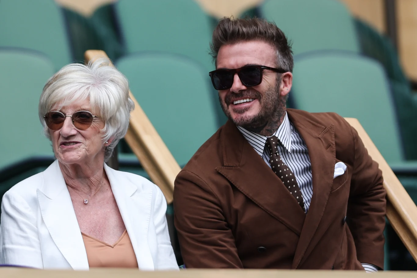 David Beckham z mamą na meczu Wimbledonu David Beckham z mamą na meczu Wimbledonu