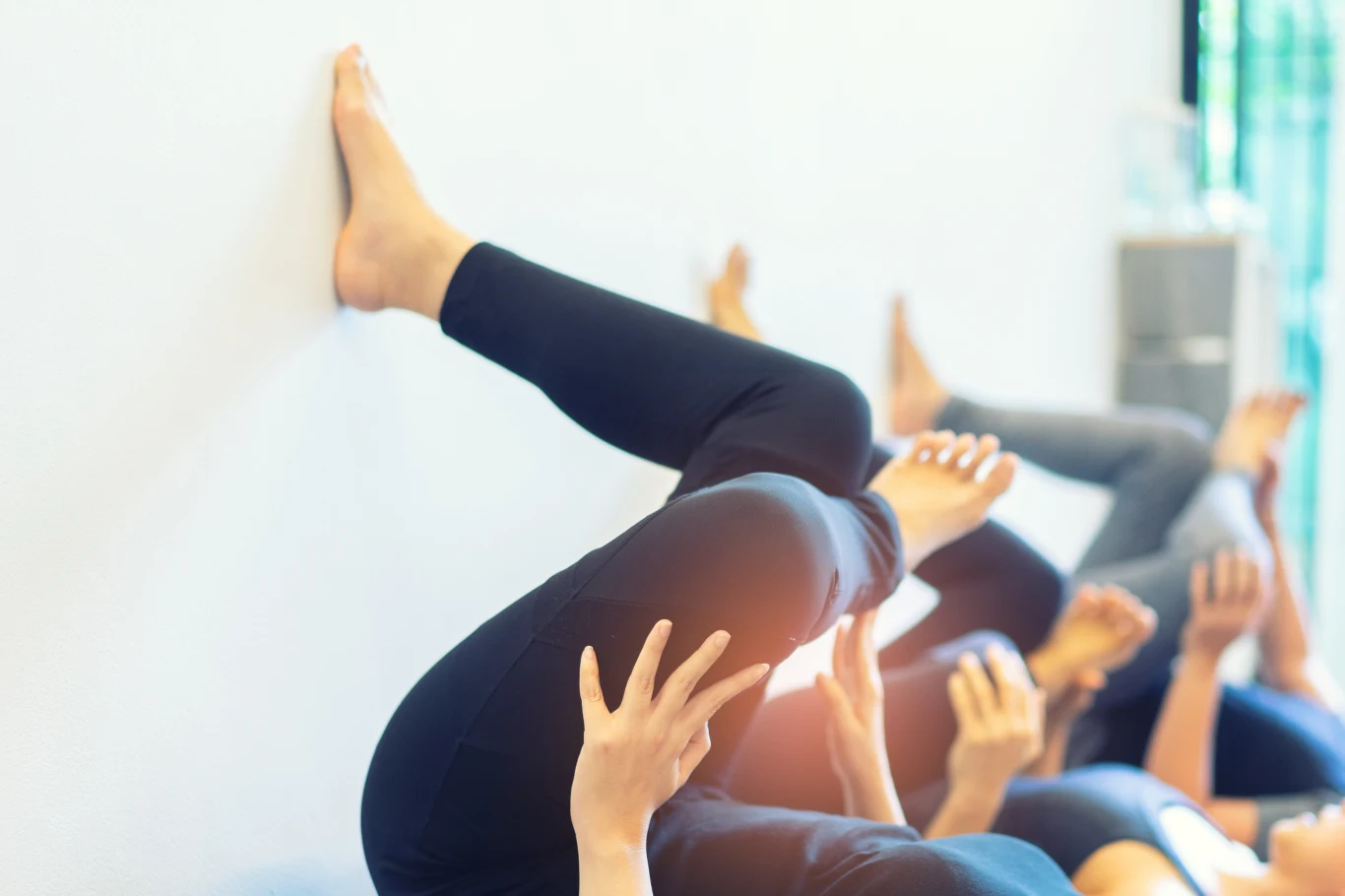 Pilates przy ścianie pomaga na obolałe plecy i obwisłe ciało, łagodzi też stres i nerwy