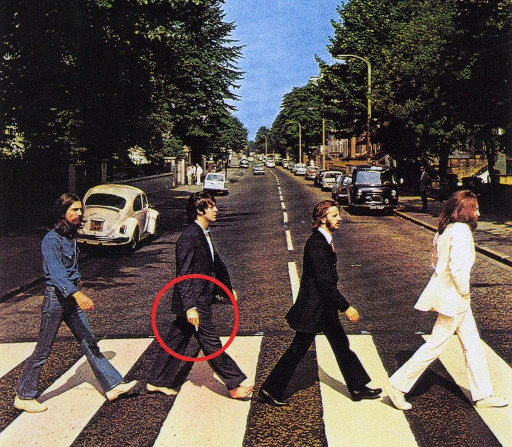 The Beatles na okładce płyty "Abbey Road". Papieros w prawej ręce leworęcznego Paula McCartneya to jeden z "dowodów", że został zastąpiony sobowtórem