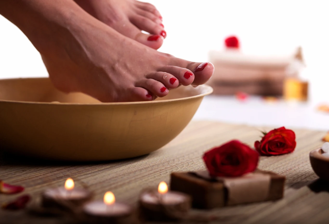 Moczenie stóp w wodzie utlenionej pomoże pozbyć się nieprzyjemnego zapachu.