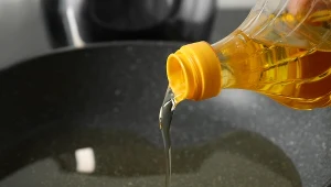 Olej pryskający z patelni to prawdziwa zmora. Tak pozbędziesz się problemu