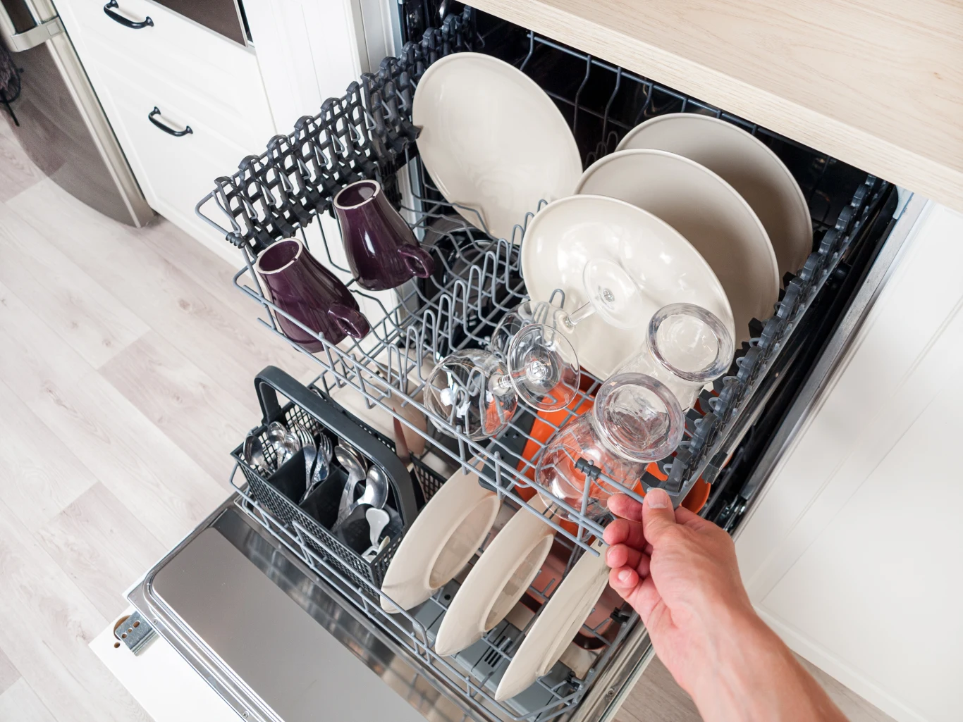Zmywarka do naczyń to niezwykle przydatne urządzenie. Jak sama nazwa wskazuje, lepiej jednak myć w niej właśnie naczynia. 