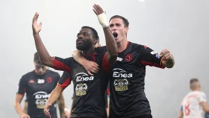 Gorąco w Łodzi - trener i piłkarz wyrzuceni z boiska. Festiwal karnych