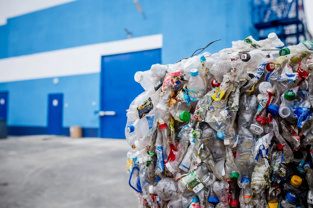 Branża recyklingu w dramatycznym tonie zaapelowała do premiera Mateusza Morawieckiego. Chodzi o ważną ustawę, która jest kluczowa dla całej gospodarki odpadami. Już teraz recykling w Polsce jest na granicy opłacalności i upadają kolejne linie i zakłady
