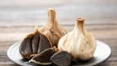 Czarny czosnek jest zdrowszy od zwykłego. Zbija ciśnienie i cholesterol, działa przeciwzapalnie i antynowotworowo