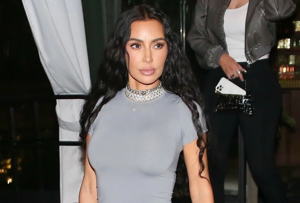 Kim Kardashian zaprezentowała ostatnio seksowną stylizację na jesień. Skórzane total looki będą w tym sezonie bardzo modne  