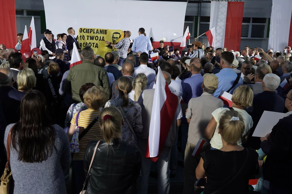 Aktywiści weszli na scenę trzymając plakat z napisem "Ocieplanie to twoja robota"