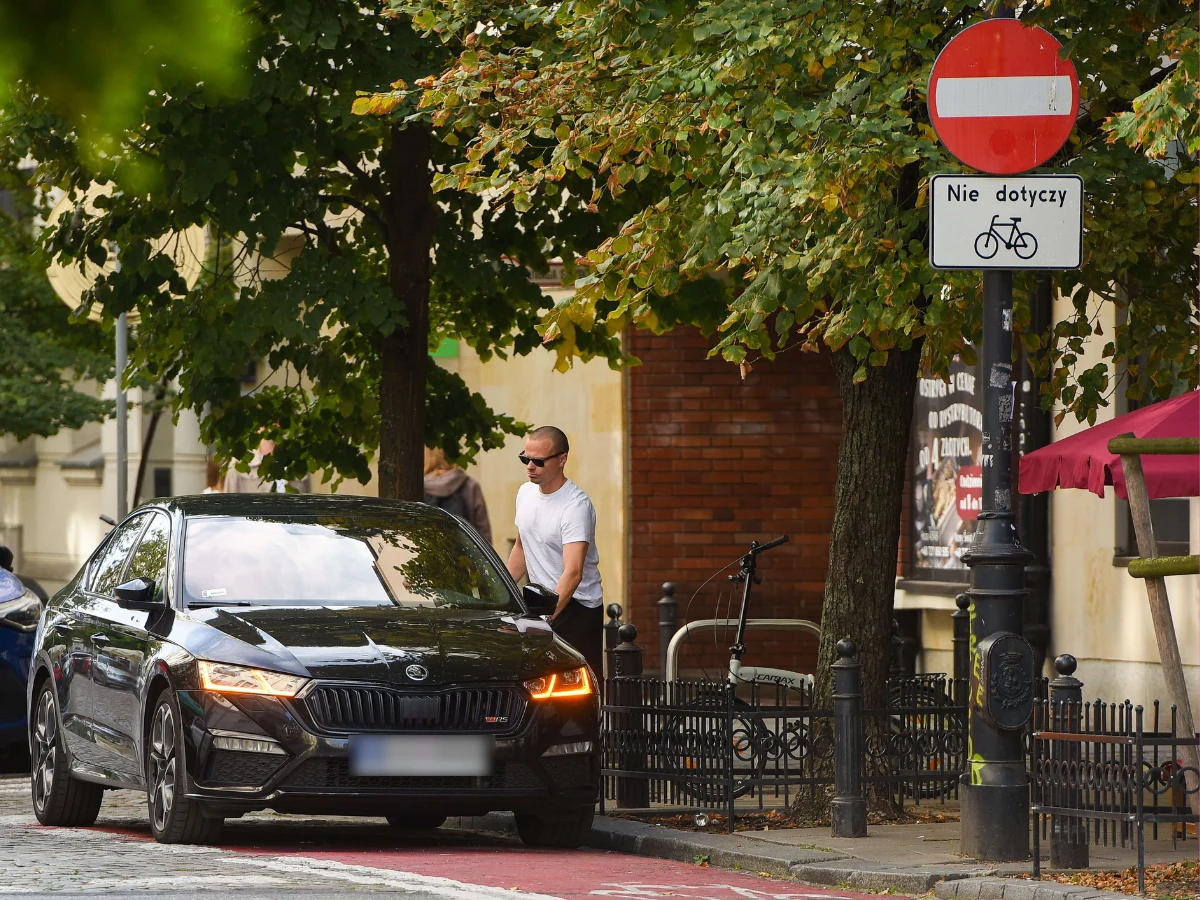 Marcin Hakiel łamie przepisy drogowe