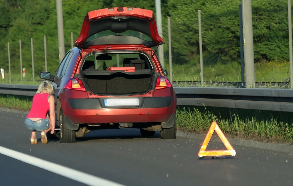 Zmienianie koła na drodze szybkiego ruchu to stwarzanie poważnego zagrożenia - przede wszystkim dla siebie