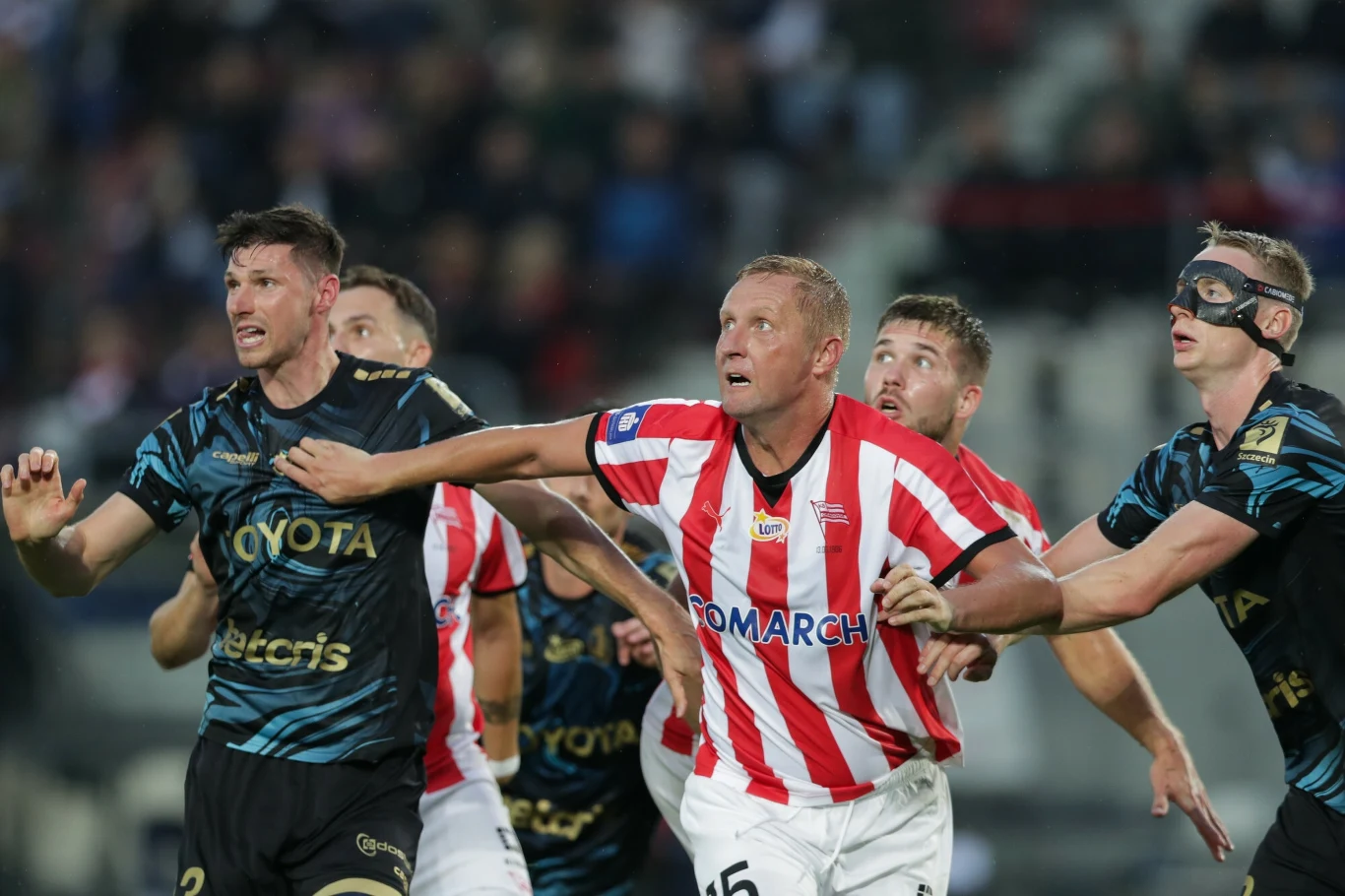 Kamil Glik nie może zaliczyć debiutu w Cracovii do udanych meczów Kamil Glik nie może zaliczyć debiutu w Cracovii do udanych meczów