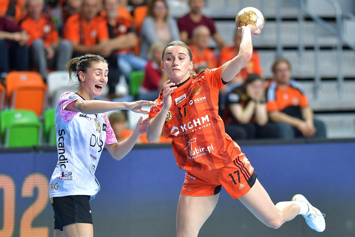 Adrianna Górna z piłką, obok Mina Hesselberg