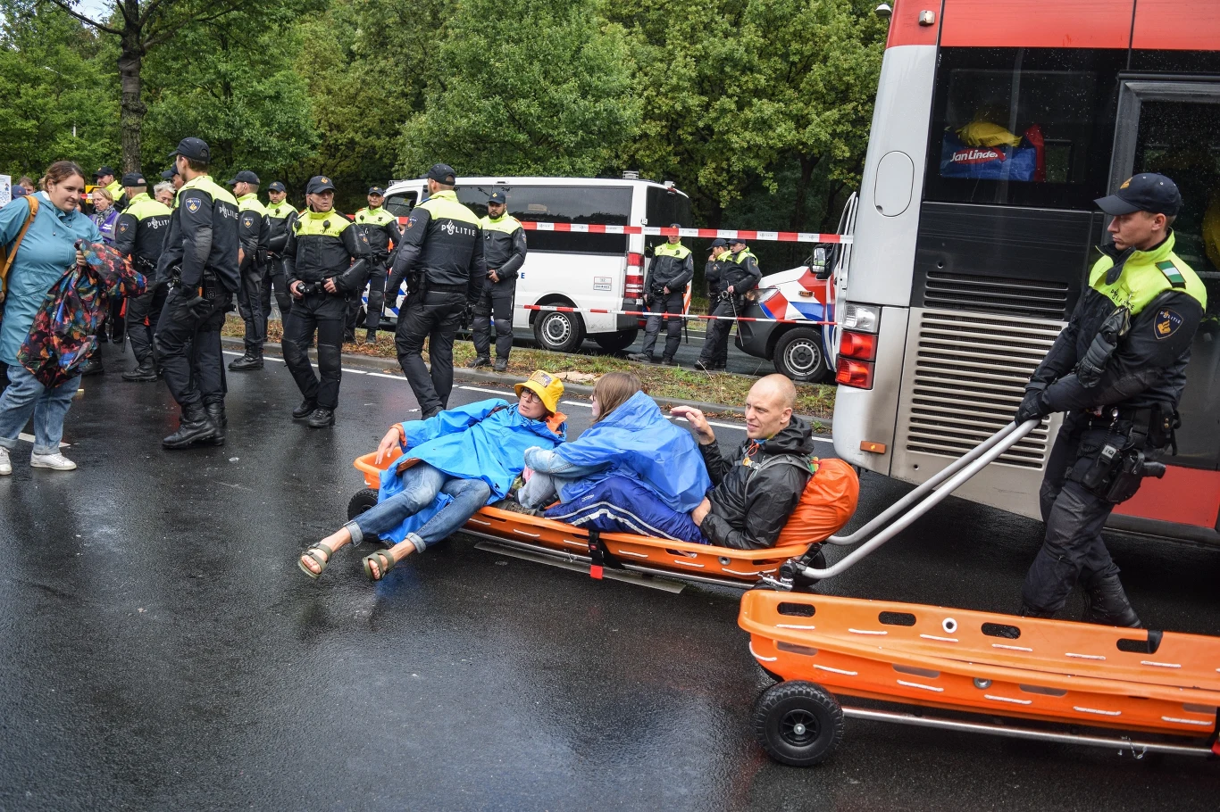 Extinction Rebellion blokuje autostradę A12 w Hadze