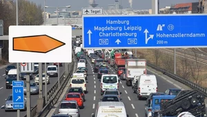 Pomarańczowe strzałki przy autostradach to bardzo pomocna informacja