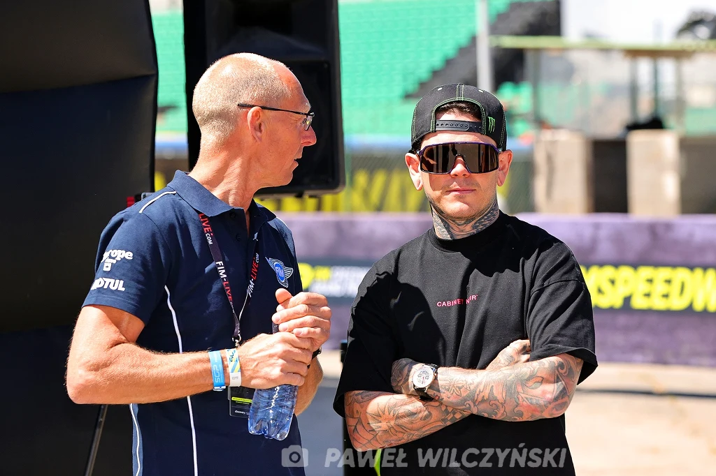 Tai Woffinden z prawej. Tai Woffinden z prawej.