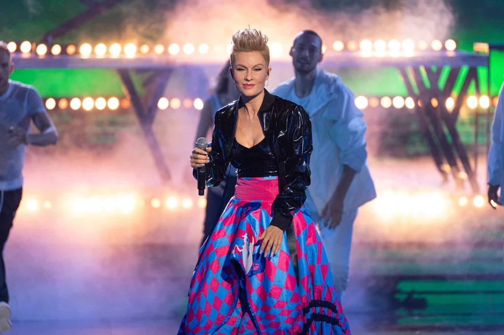 Magda Kumorek jako PINK w programie Twoja Twarz Brzmi Znajomo