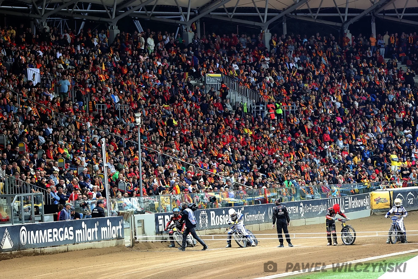 Stadion Olimpijski we Wrocławiu wypełniony kibicami Sparty