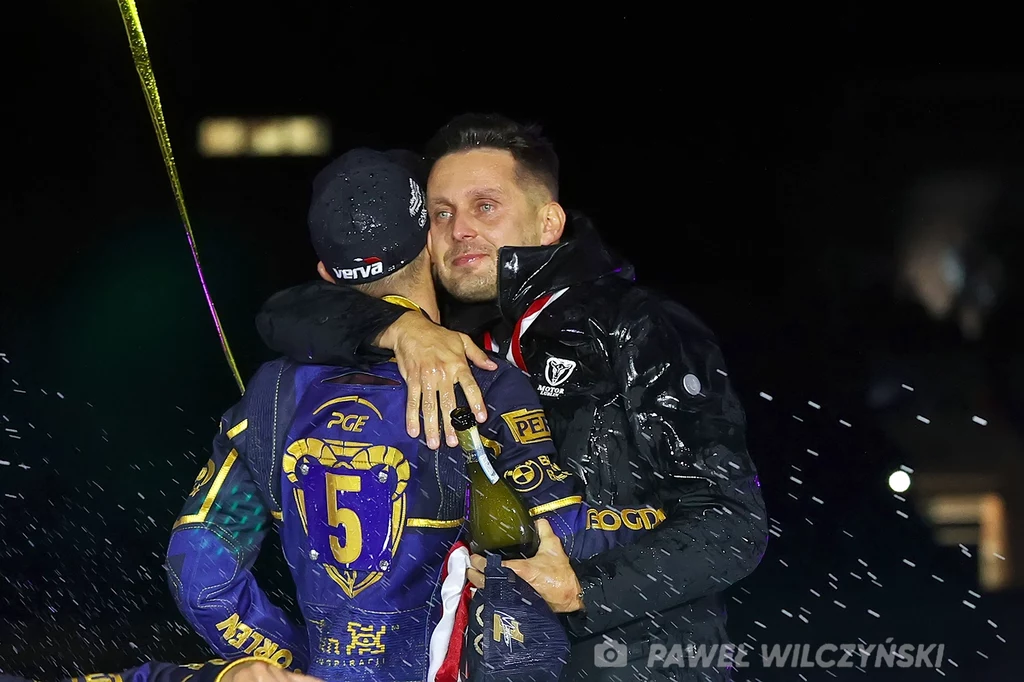 Prezes Motoru Jakub Kępa przytula Bartosza Zmarzlika. Prezes Motoru Jakub Kępa przytula Bartosza Zmarzlika.