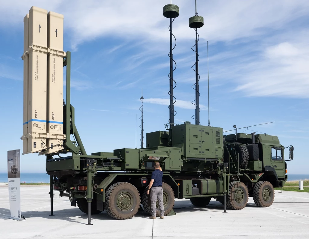 Wyrzutnia systemu obrony powietrznej IRIS-T SLM firmy Diehl Defence podczas prezentacji w koszarach w niemieckim Todendorf Wyrzutnia systemu obrony powietrznej IRIS-T SLM firmy Diehl Defence podczas prezentacji w koszarach w niemieckim Todendorf