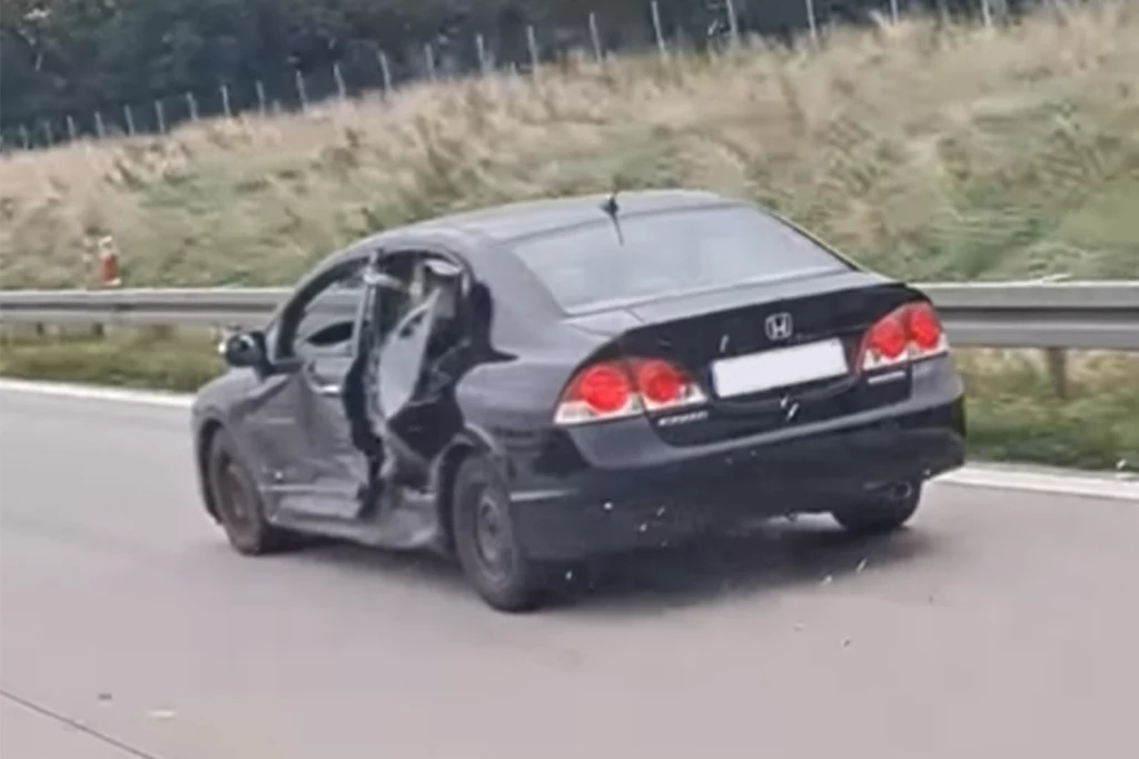 Zniszczona Honda jechała autostradą A4/Facebook Wrocław Podaj Dalej - Ciekawostki, Absurdy, Interwencje, Wypadki  