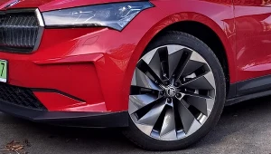 Czy opony do samochodów elektrycznych zużywają się szybciej?