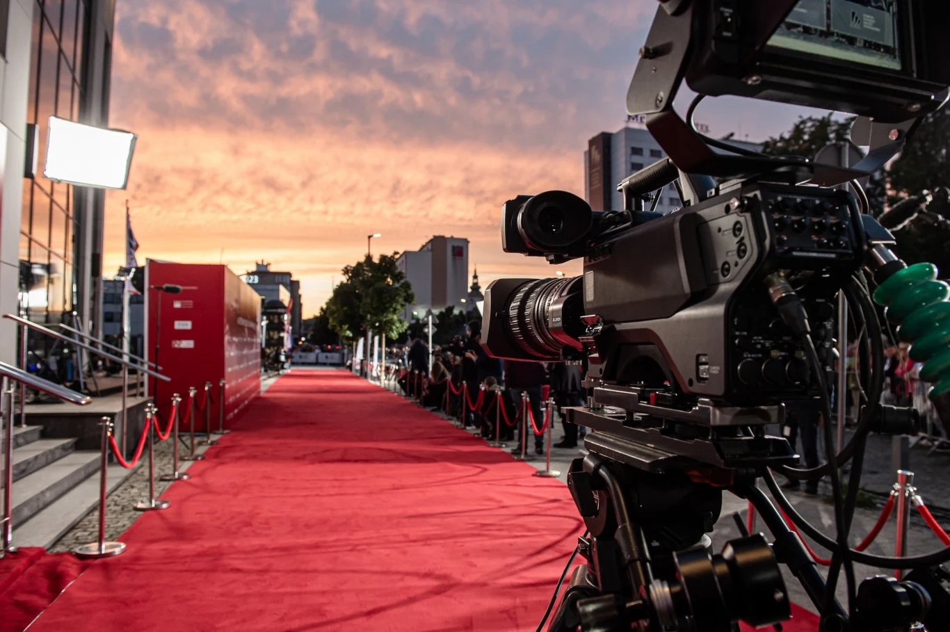 Gala finałowa 48. Festiwalu Polskich Filmów Fabularnych w Gdyni. Czerwony dywan - w oczekiwaniu na gwiazdy Gala finałowa 48. Festiwalu Polskich Filmów Fabularnych w Gdyni. Czerwony dywan - w oczekiwaniu na gwiazdy