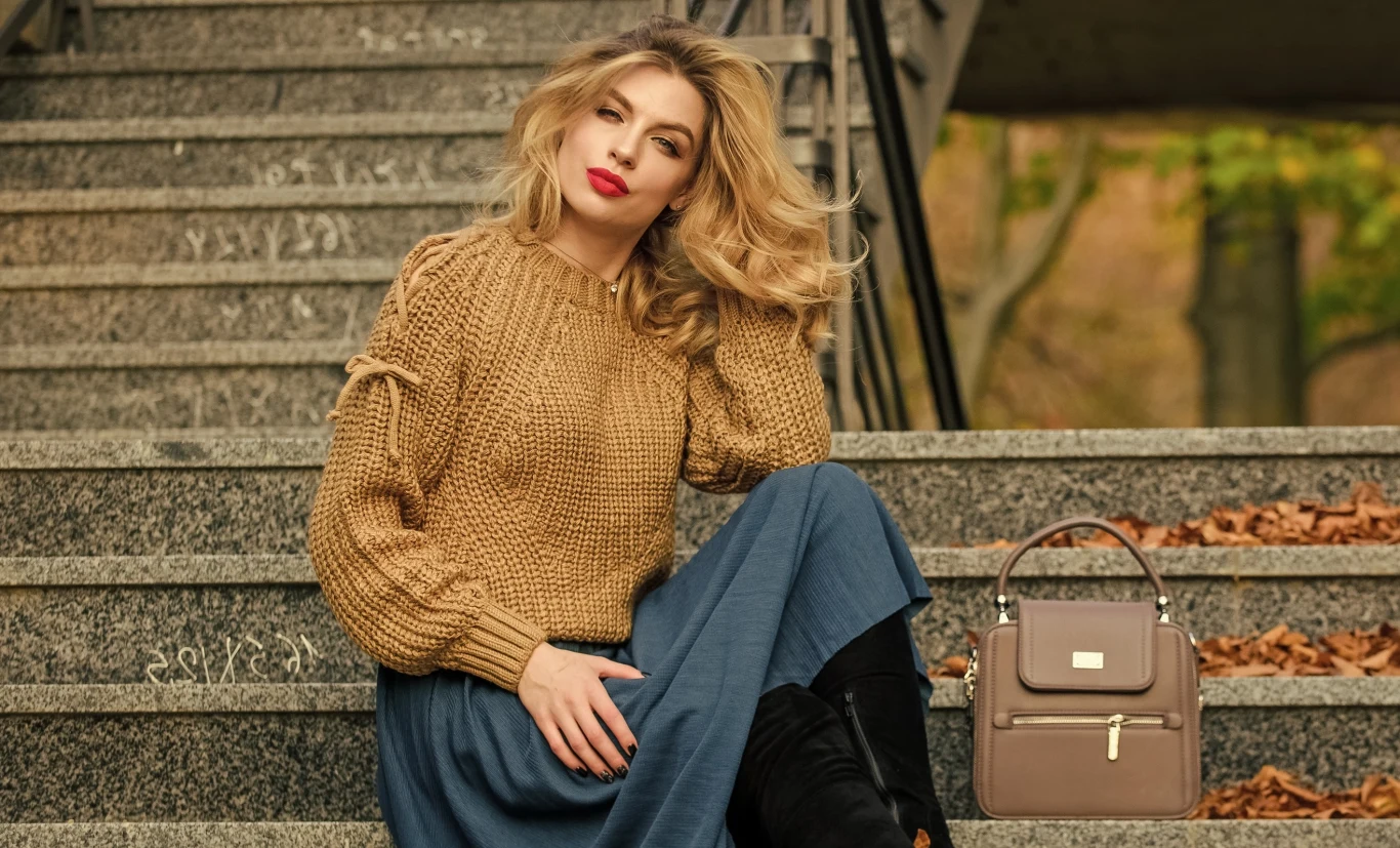Swetry w odcieniach beżu i brązu są hitem tego sezonu