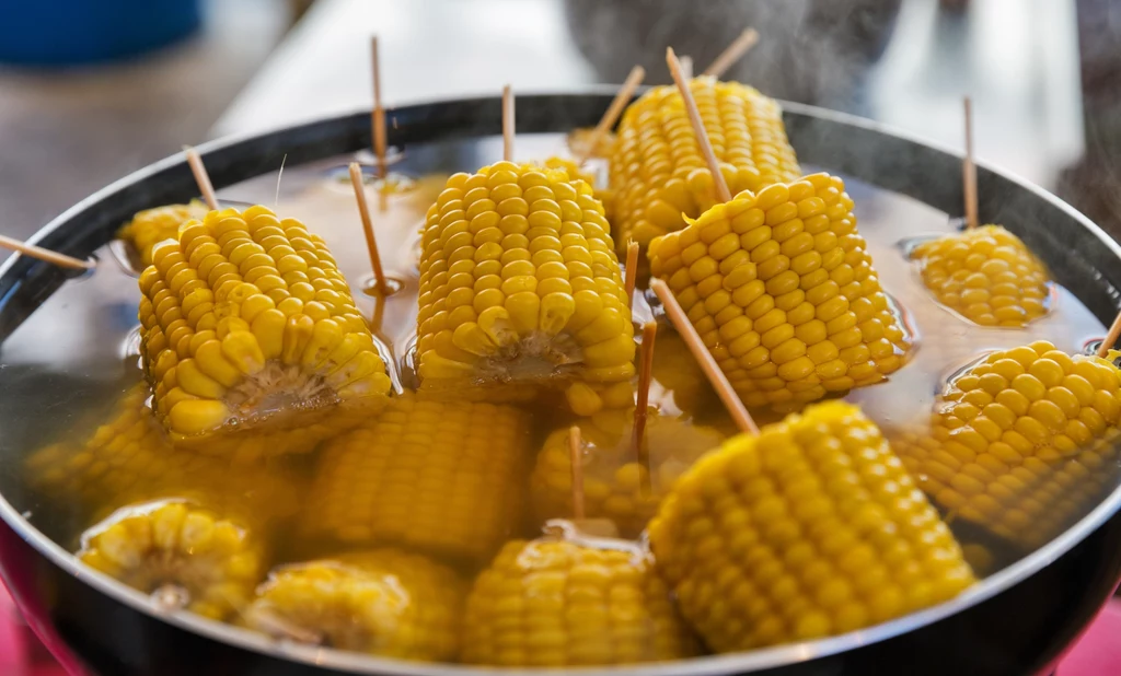 Gotowana kukurydza to rarytas, ale można z łatwością zrobić ją w domu