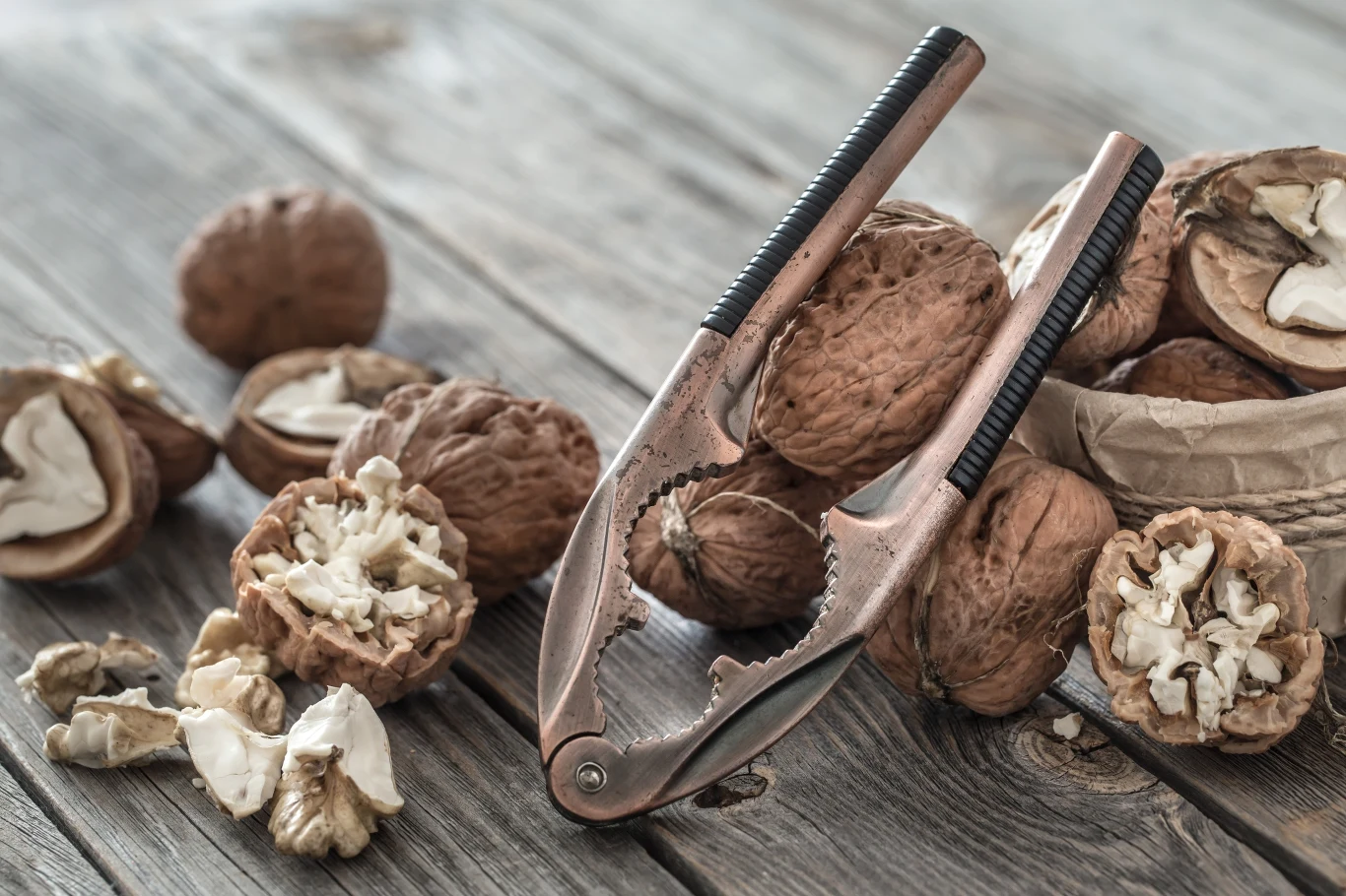 Brak dziadka do orzechów to jeszcze nie katastrofa. Wystarczy wiedzieć, jak obrać orzechy włoskie innymi metodami