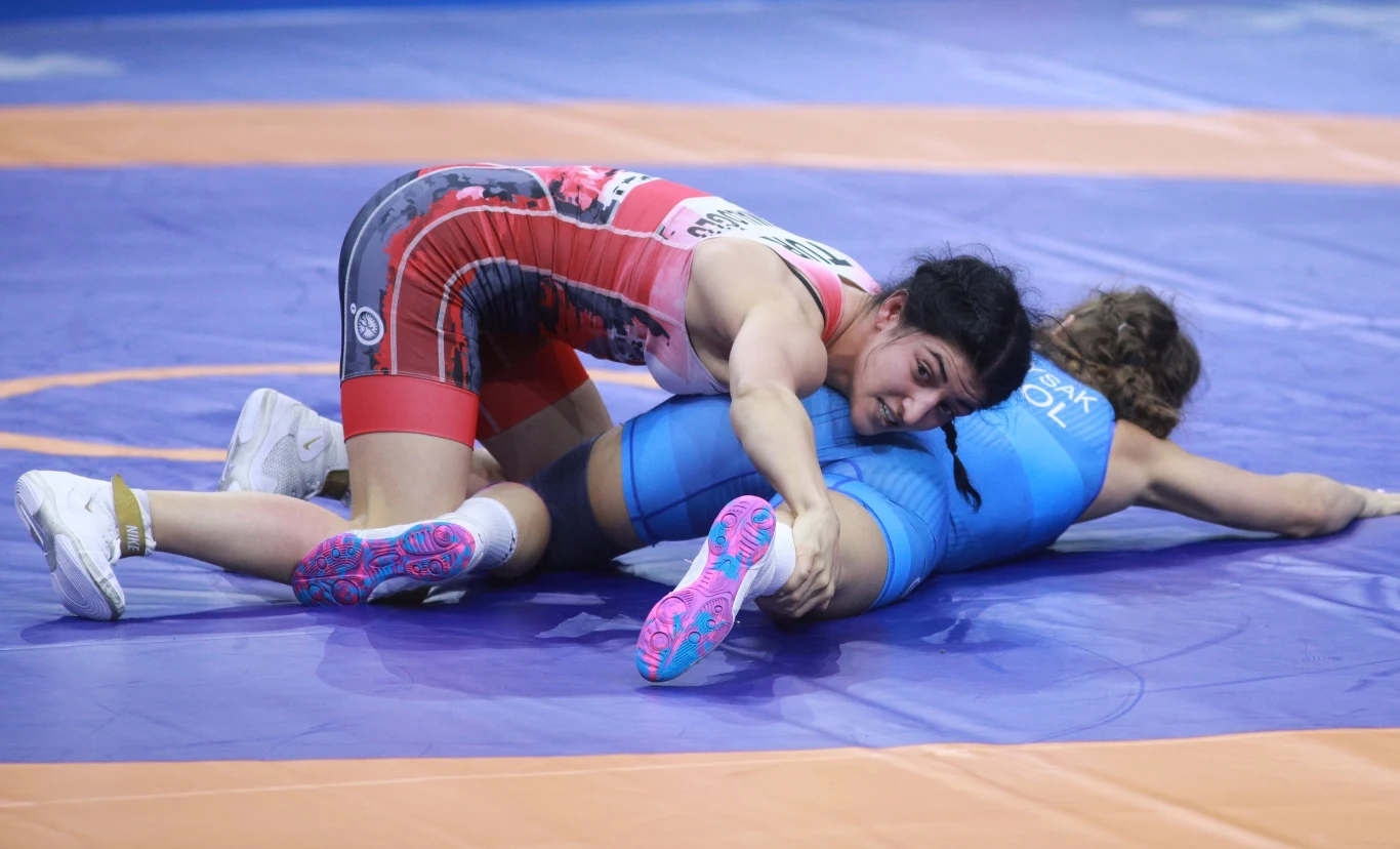 Anhelina Łysak (w niebieskim stroju)