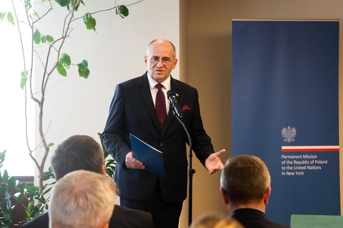 Ponad 11 proc. badanych uważa, że za aferę wizową odpowiada kierownictwo MSZ. Ponad 11 proc. badanych uważa, że za aferę wizową odpowiada kierownictwo MSZ.