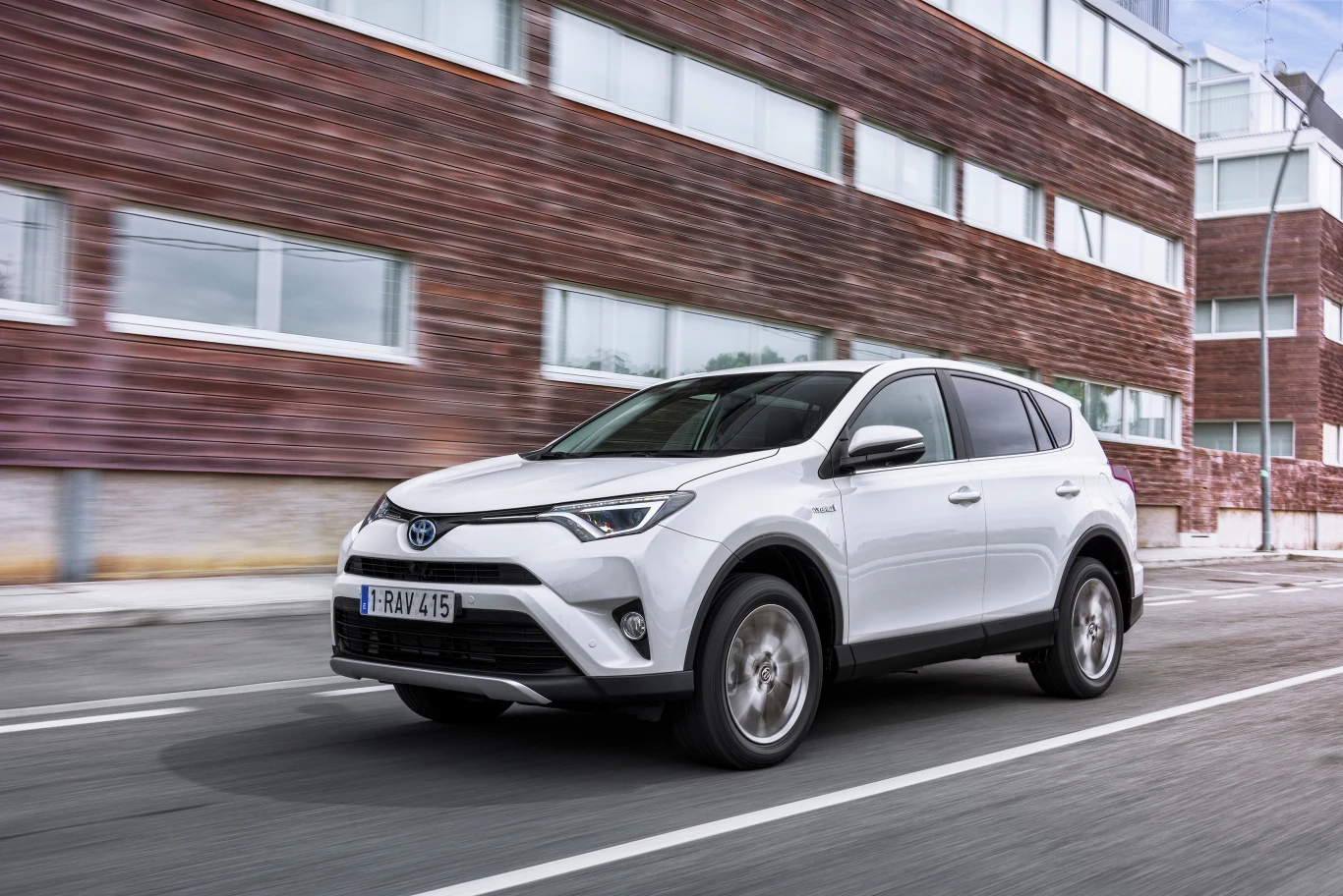 Model po face liftingu zadebiutował w 2016 r. z odświeżonym przodem i wersją hybrydową Model po face liftingu zadebiutował w 2016 r. z odświeżonym przodem i wersją hybrydową