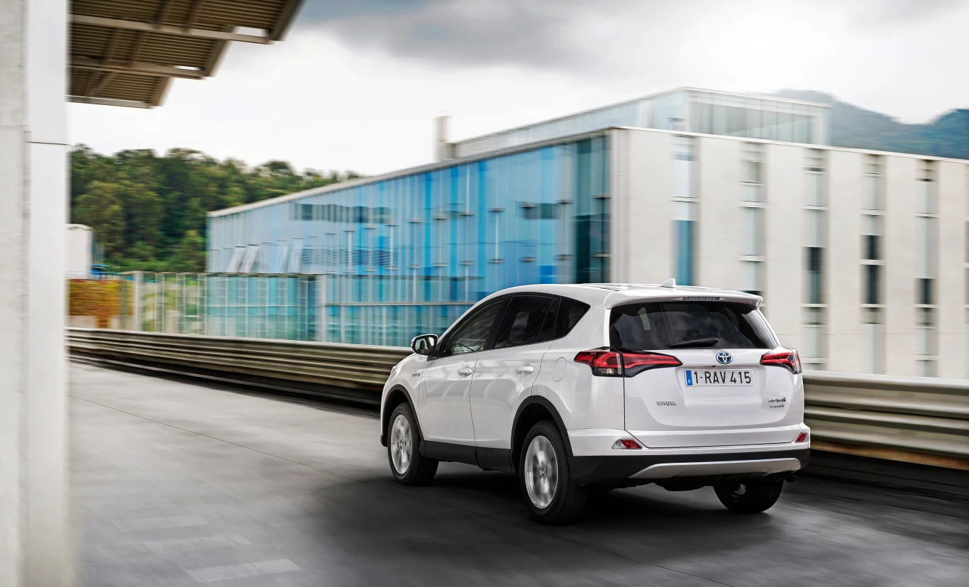 Toyota RAV4 straciła w czwartym pokoleniu charakterystyczne koło dojazdowe zamontowane na pokrywie bagażnika, które, tak jak odchylane drzwi, obniżało funkcjonalność Toyota RAV4 straciła w czwartym pokoleniu charakterystyczne koło dojazdowe zamontowane na pokrywie bagażnika, które, tak jak odchylane drzwi, obniżało funkcjonalność