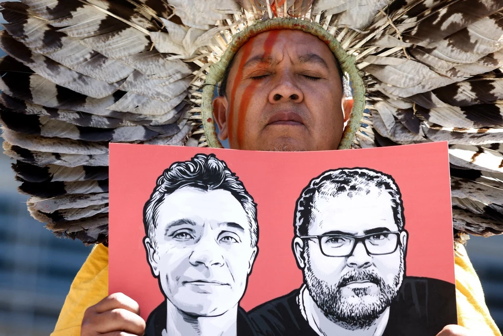 Rdzenny mieszkaniec Brazylii trzyma plakat z wizerunkiem zamordowanego brytyjskiego dziennikarza Doma Phillipsa i brazylijskiego specjalisty ds. rdzennej ludności Bruno Pereiry