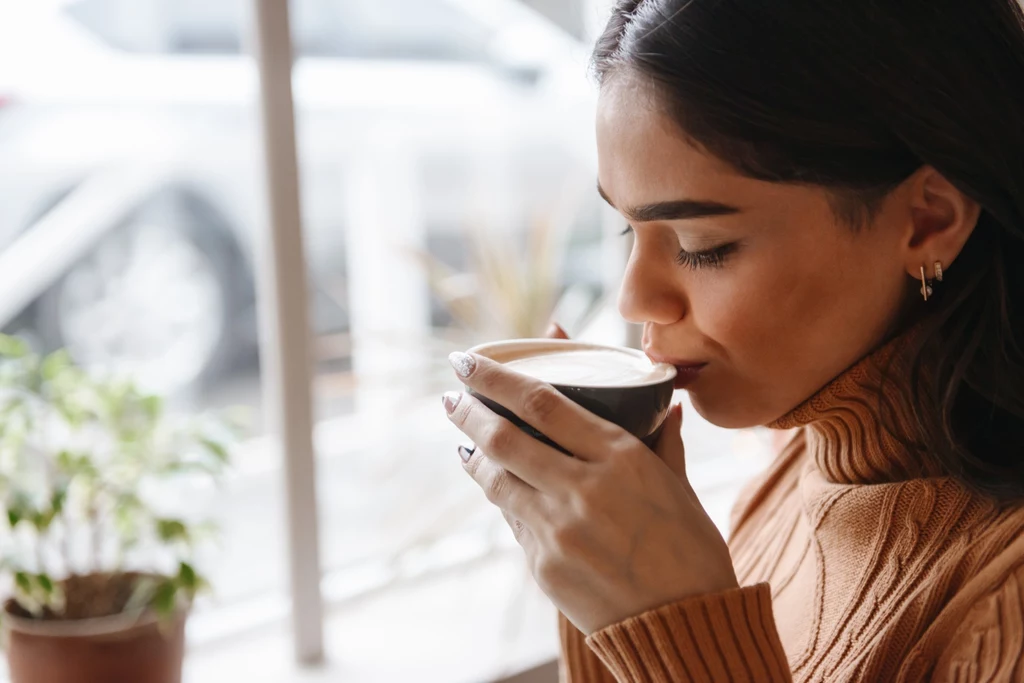 Jak na organizm wpływa picie kawy przed śniadaniem?