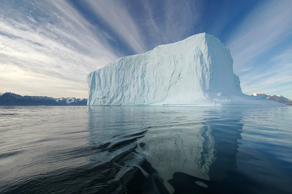 Góra lodowa w Parku Narodowym Północno-Wschodniej Grenlandii 