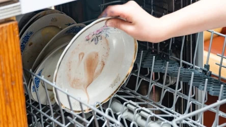Nieczyszczona zmywarka nie będzie domywać naczyć.