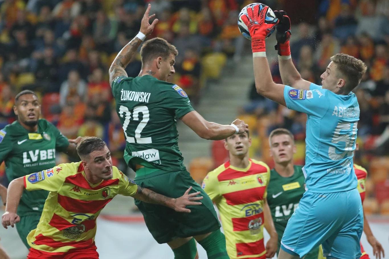 Zamieszanie pod bramką Jagiellonii Białystok. Sławomir Abramowicz nie został w tym meczu pokonany