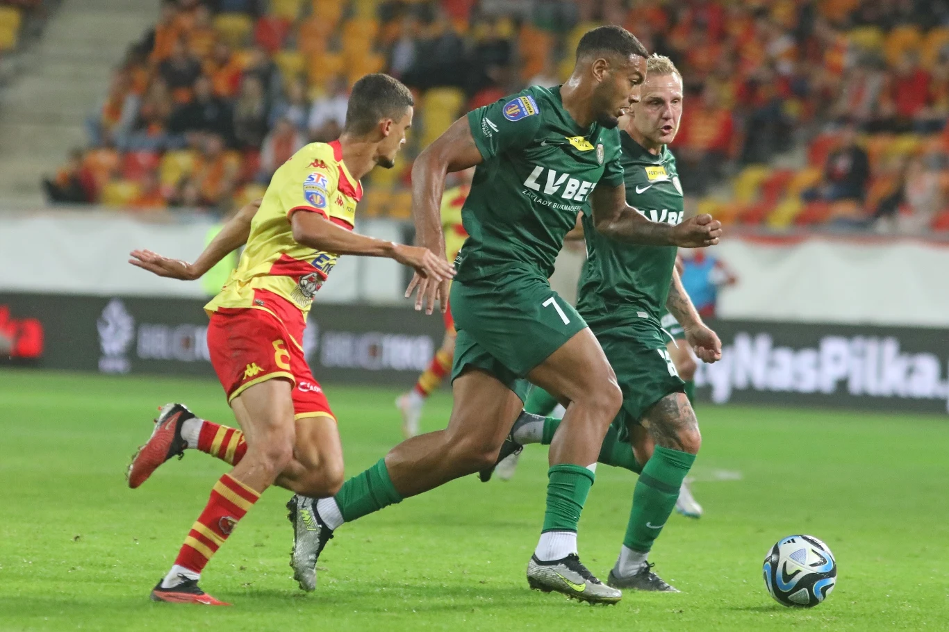 Nene w pogoni za Kennethem Zohore. Obok Daniel Łukasik