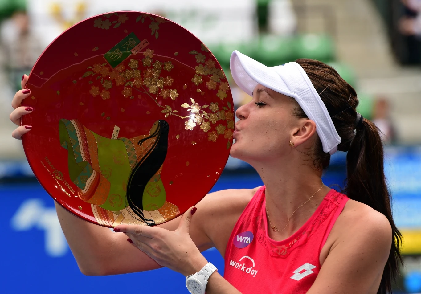 Agnieszka Radwańska z trofeum za wygraną w Tokio w 2015 roku
