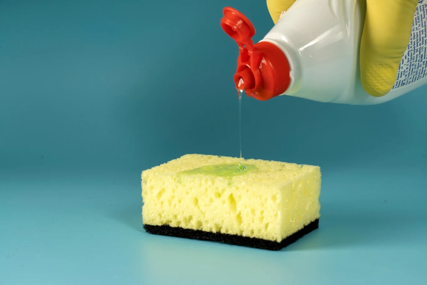 Koncentraty do mycia naczyń cechują się lepszą skutecznością w usuwaniu trudnych zabrudzeń, a także większą wydajnością. 