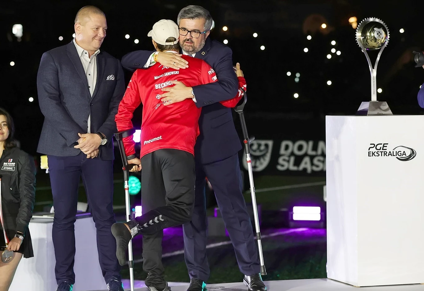 Szef Ekstraligi Wojciech Stępniewski i prezes PZM Michał Sikora gratulują Maciejowi Janowskiemu