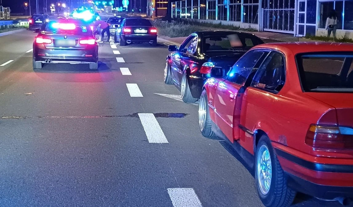 Krakowska policja po raz kolejny przeprowadziła akcję wymierzoną w miłośników nielegalnych wyścigów. Krakowska policja po raz kolejny przeprowadziła akcję wymierzoną w miłośników nielegalnych wyścigów.