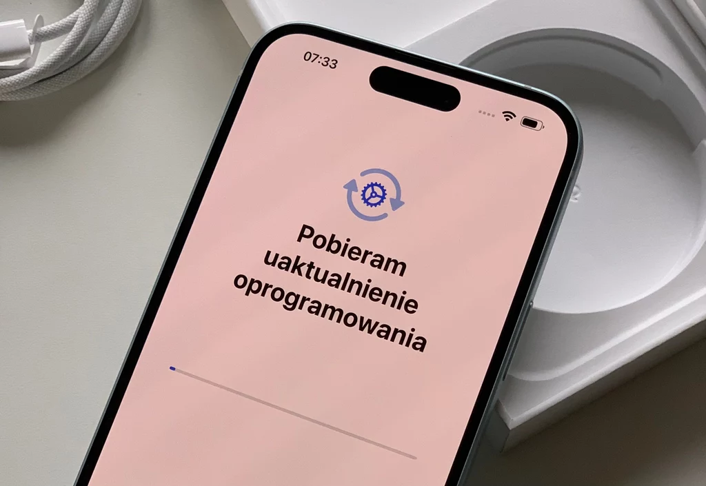 Po wyjęciu iPhone'a 15 z pudełka najpierw warto uaktualnić oprogramowanie