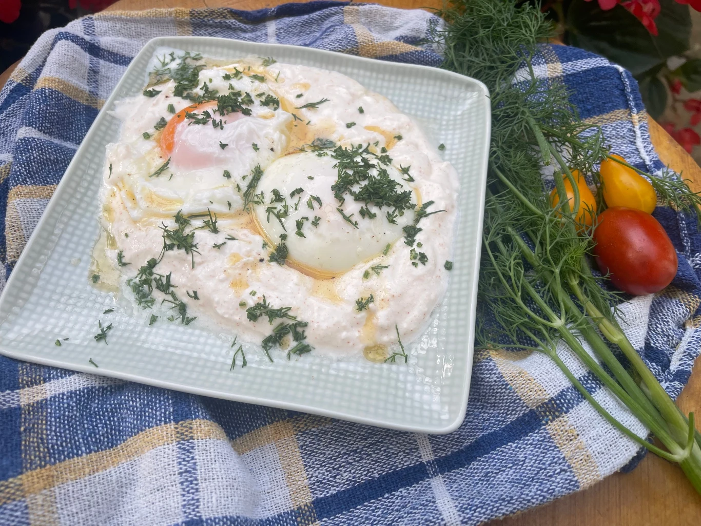 Jajka po turecku to świetny pomysł na śniadanie dla całej rodziny Jajka po turecku to świetny pomysł na śniadanie dla całej rodziny