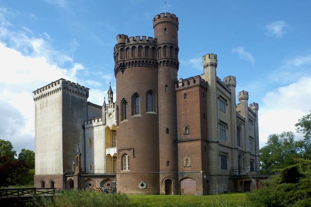 Historia zamku sięga pierwszej połowy XV wieku, zaś jego obecną postać zawdzięczamy Tytusowi Działyńskiemu