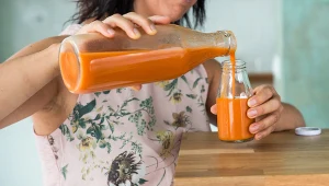 Świeży sok z marchwi działa przeciwrakowo, detoksykująco i odmładzająco. Pij szklankę dziennie