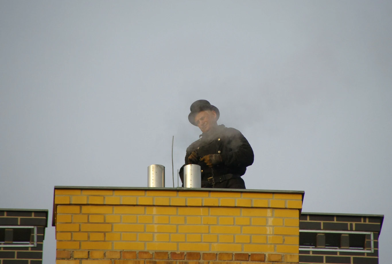 Kominiarz powinien przeprowadzić kontrolę w obecności lokatorów mieszkania