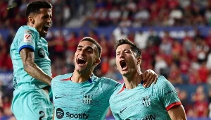 Robert Lewandowski (tu w towarzystwie Joao Cancelo i Ferrana Torresa) miał w mijającym miesiącu wiele powodów do radości 
